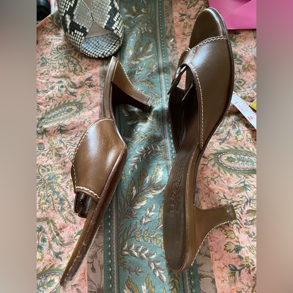 Ferragamo Chocolate Brown 2.25 inch Sandals. Size 8B, Made in Italy. Stunning - Picture 12 of 16